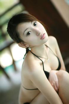 online betting company Xie Qiaoqiao menyeka bibirnya yang basah dengan punggung tangannya